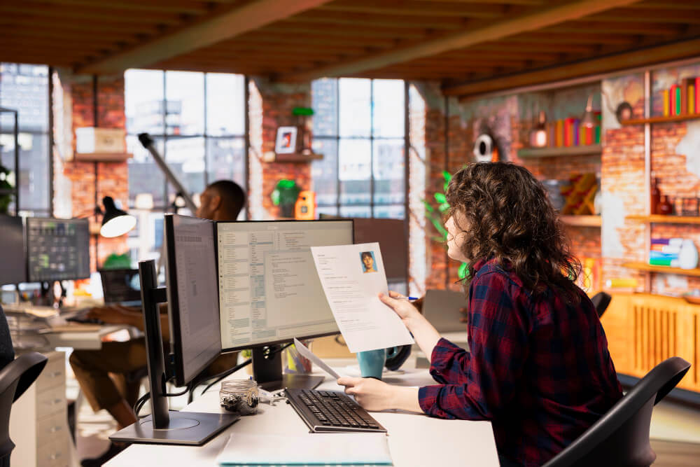 Traditional ATS vs AI CV Screening Software Screlocity